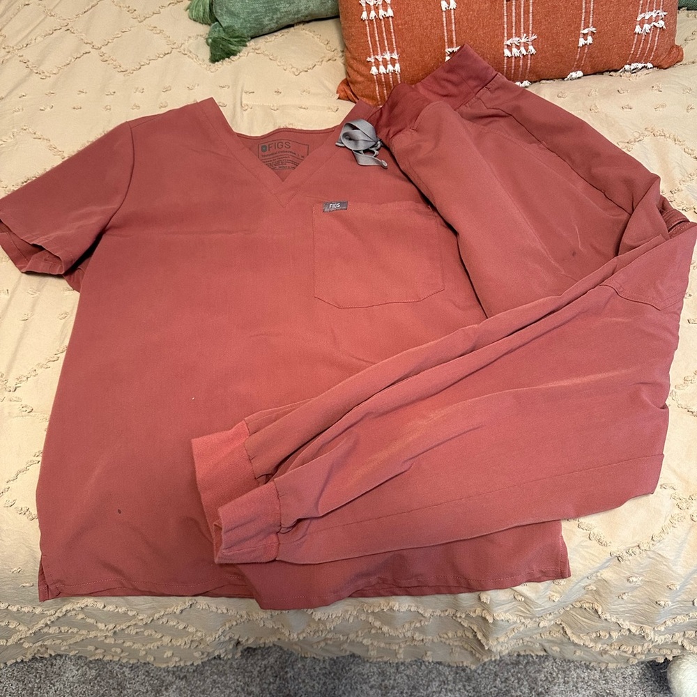 Figs scrub set in mauve